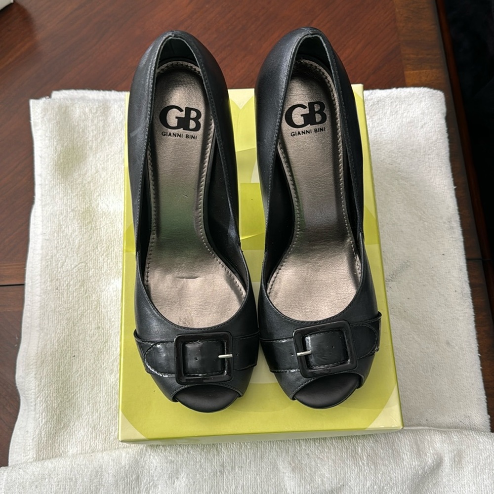 NWOT- Gianni Bini Peep-toe Pump
